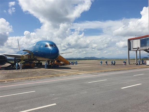 First Covid-19 vaccine passport flight lands at Van Don International Airport ảnh 1