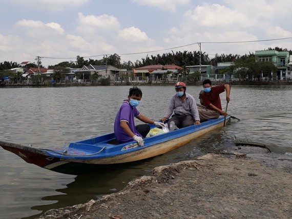 President posthumously awards third-class labor medals to medical workers ảnh 1