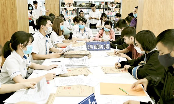 Various policies adopted to support poor students ảnh 1