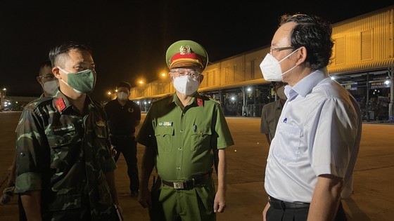 Health care workers must pay regular visits to Binh Dien market for medical exam ảnh 2