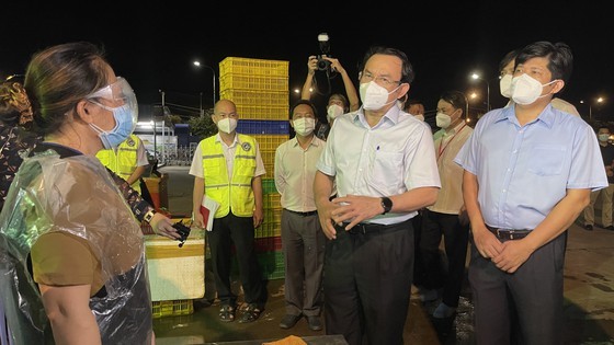 Health care workers must pay regular visits to Binh Dien market for medical exam ảnh 1