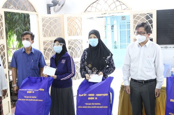 HCMC Social Welfare Center provides essential goods for poor residents ảnh 1