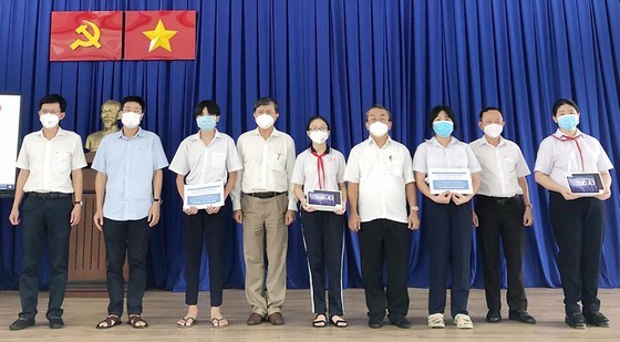 Localities in HCMC implement solutions to help students with distance learning ảnh 1