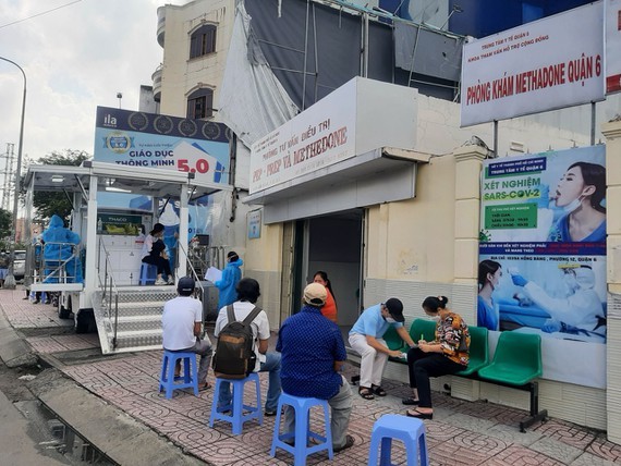 Ministry asks to follow interval instruction between first, second vaccine doses ảnh 1