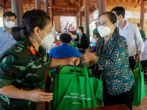 Frontline force sketches beautiful picture: People's Council Chairwoman ảnh 1