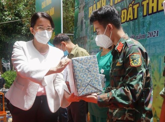 Frontline force sketches beautiful picture: People's Council Chairwoman ảnh 6