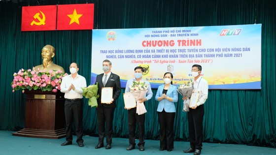 HCMC Farmers Association gives 654 Luong Dinh Cua scholarships to poor students ảnh 1