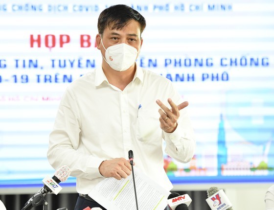 Coronavirus: City bar­ber­shops, hair salons reopen at 50 percent capacity ảnh 2