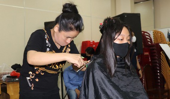 Coronavirus: City bar­ber­shops, hair salons reopen at 50 percent capacity ảnh 1