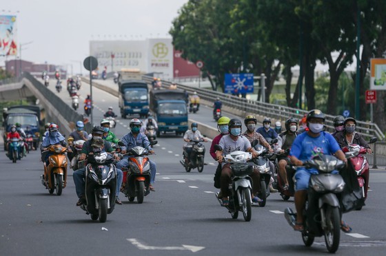 Streets in HCMC bustle again as social distancing restrictions eased ảnh 3