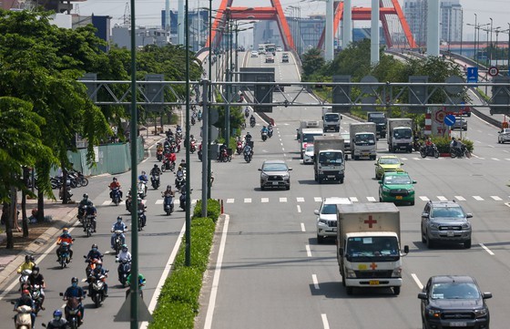 Streets in HCMC bustle again as social distancing restrictions eased ảnh 1