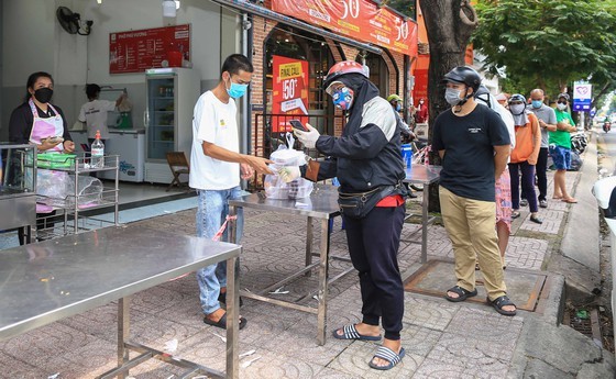 Streets in HCMC bustle again as social distancing restrictions eased ảnh 8