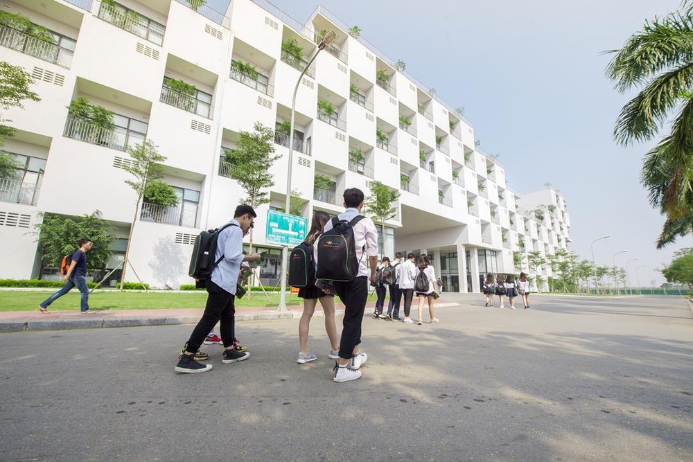 FPT boarding school in Da Nang raises 1,000 children orphaned by Covid-19 ảnh 1