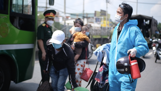 Workers invited to stay in HCMC for economic recovery ảnh 1