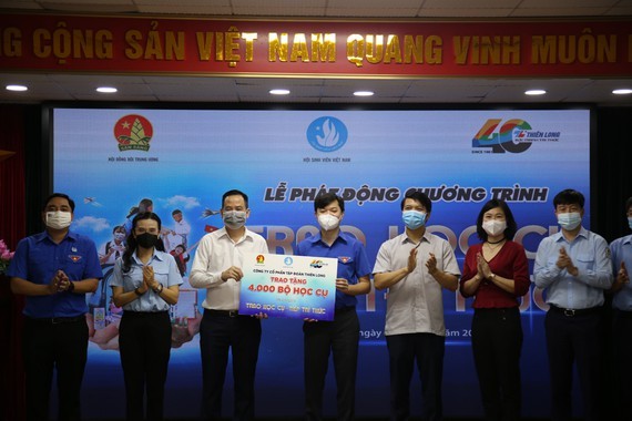 4,000 learning kits given to children of poor households, frontline workers ảnh 1