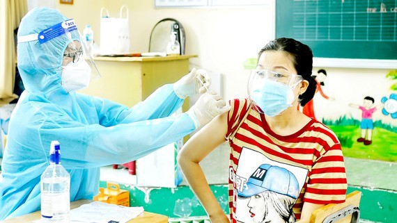 Around 69 percent of residents in HCMC fully vaccinated against Covid-19 ảnh 1