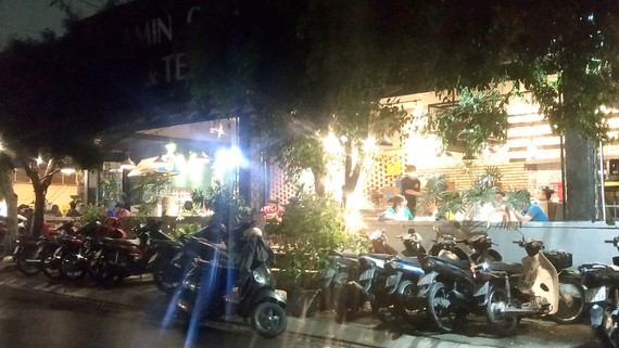 Eateries bustling with diners in Ho Chi Minh City ảnh 1