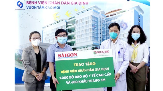 SGGP Newspaper, Phuc Khang Company donate medical protective suits to hospitals ảnh 1