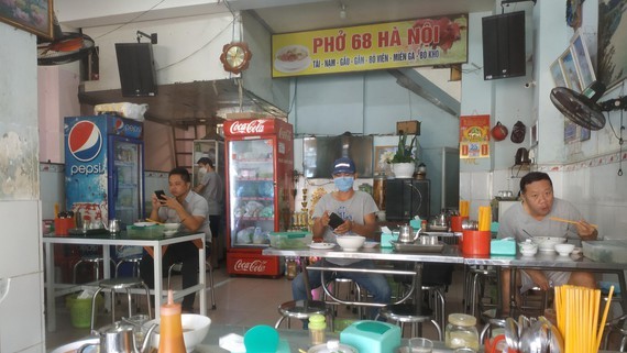 Restaurants in HCMC bustling on the first day of dining-in ảnh 1