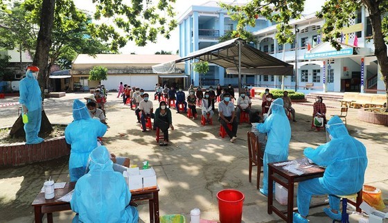 Ministry expects non-public hospitals to join in Covid-19 battle ảnh 1