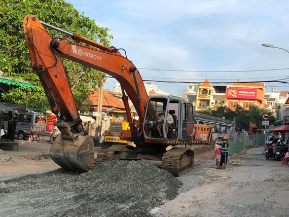 Construction workers rushed off their feet to finish work before Lunar New Year ảnh 1