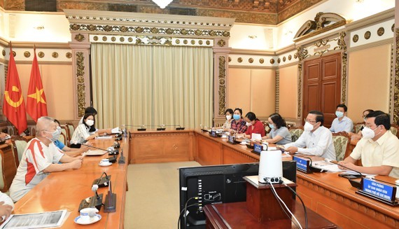 HCMC Chairman receives citizen to solve petition ảnh 1