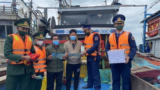 IUU fishing fight regulations popularised among fishermen in Bach Long Vi island ảnh 1