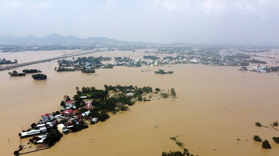 18 people lose lives in flooding in South Central, Central Highlands regions  ảnh 1