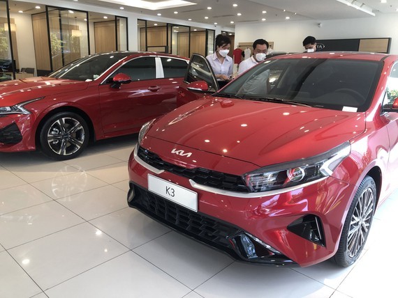 Exciting car market at year-end ảnh 1