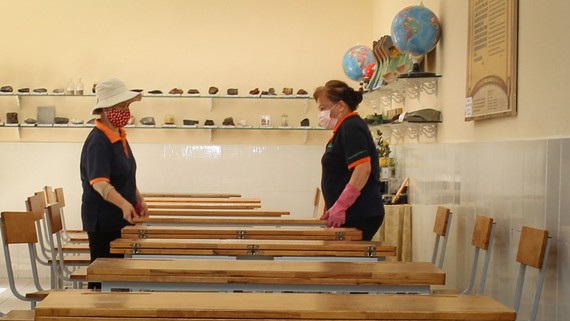 Grade 9 and 12 students in HCMC return to schools in person today ảnh 2