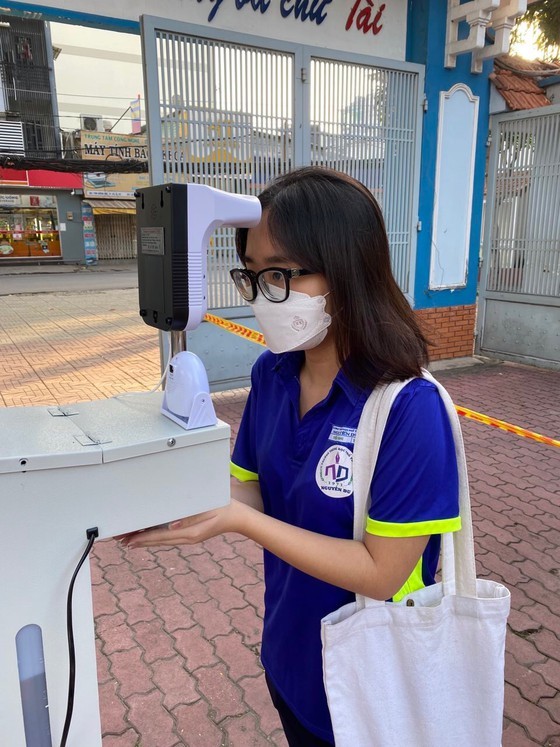 Grade 9 and 12 students in HCMC return to schools in person today ảnh 1