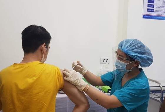 Overseas Vietnamese to receive free Covid-19 vaccine during isolation period ảnh 1