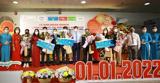 HCMC welcomes first tourists of 2022 ảnh 1