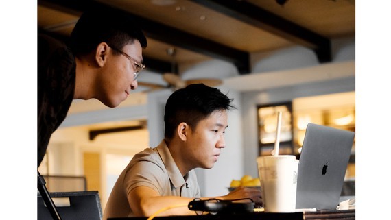 Live streaming attracts young people to earn money ảnh 1