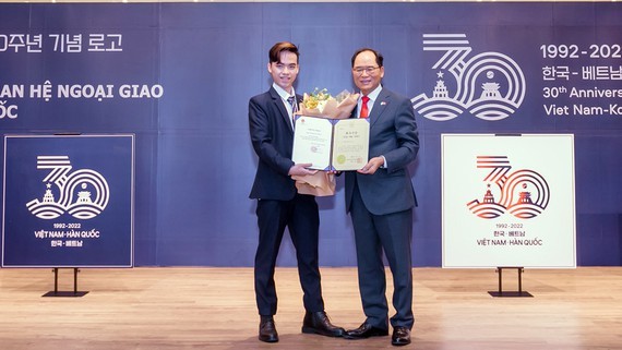 Student wins logo design award on anniversary of Vietnam-RoK diplomatic ties ảnh 1