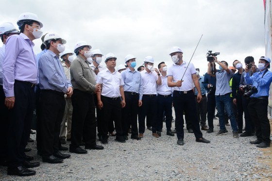 PM inspects expressway projects in South-Central region ảnh 1