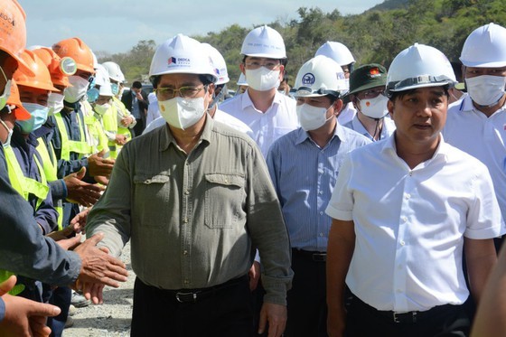 PM inspects expressway projects in South-Central region ảnh 3