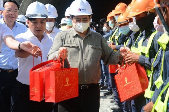 PM inspects expressway projects in South-Central region ảnh 4