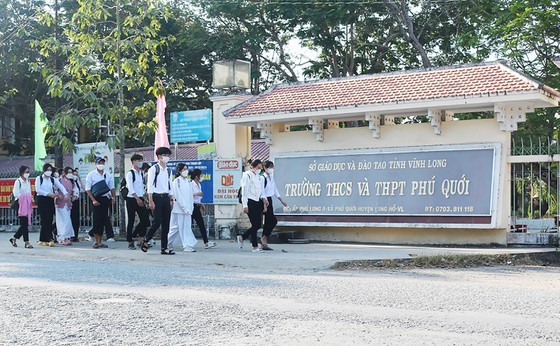 Students in HCMC, Mekong Delta come back to  schools  ảnh 1