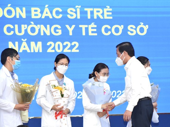 300 newly graduated doctors sent to work at grassroots health clinics ảnh 1