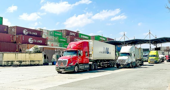 Rising gasoline prices spell trouble for logistics companies ảnh 1