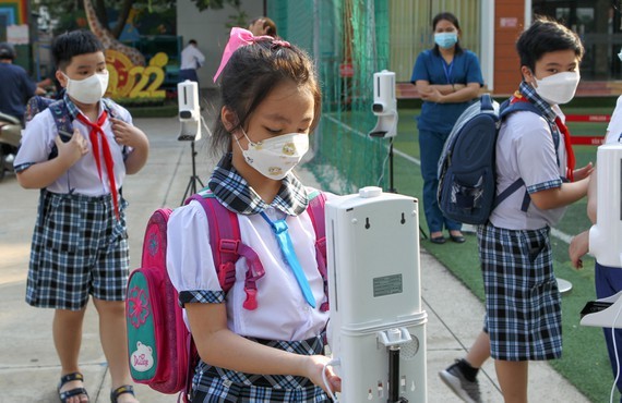 Medical experts call for continued vigilance of coronavirus disease in children ảnh 1