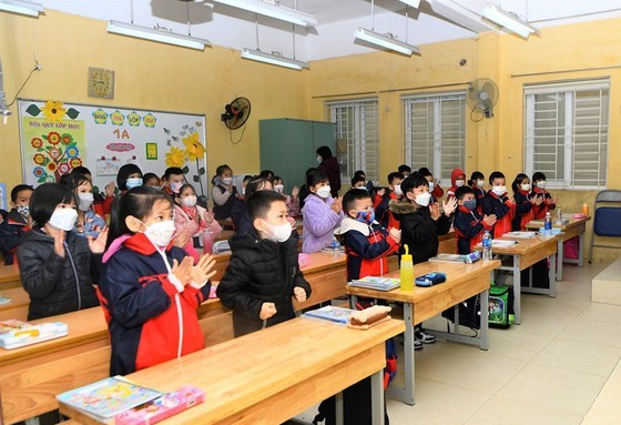 Ministry guides how to treat Covid-19 students ảnh 1