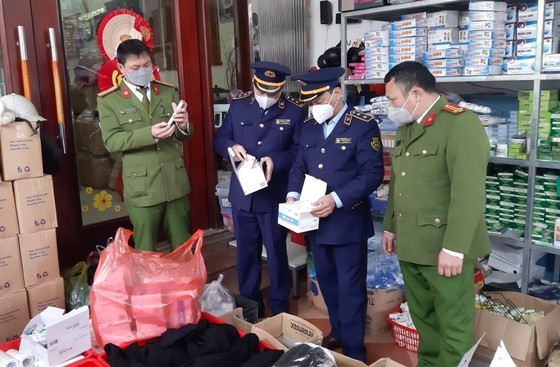 Ministry asks to issue tough penalty on medical equipment speculators ảnh 1