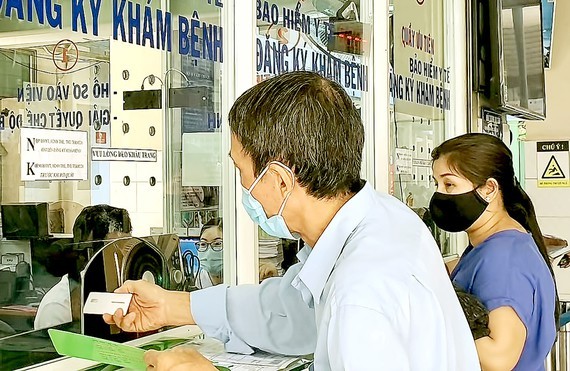 MoH guides using citizen chip-based ID cards to replace health insurance cards ảnh 1
