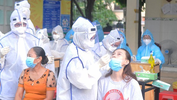 HCMC determines to live with the Omicron variant ảnh 1