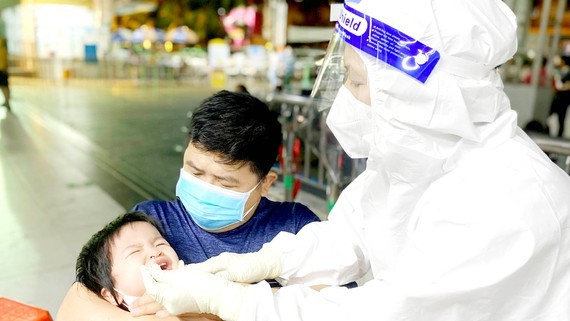 Parents should stay calm when children with Covid-19 increase ảnh 1