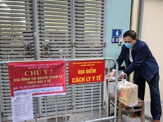 Covid patients allowed to leave isolation room but wear masks, keep distance ảnh 1