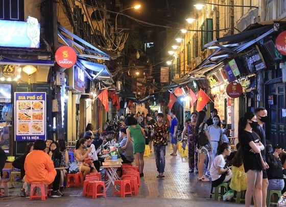 Restaurants in Hanoi allowed opening until after 9 pm every day ảnh 1