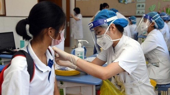 Vietnam learns from world’s experience in fourth doses of covid vaccine ảnh 1